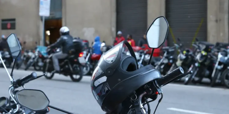 Usar cinto enquanto pilota moto