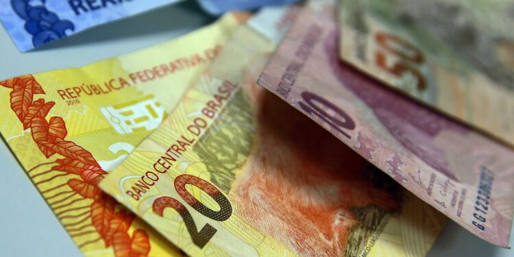 Estudo diz que menos dinheiro de programas sociais pode significar menos vendas no comércio local