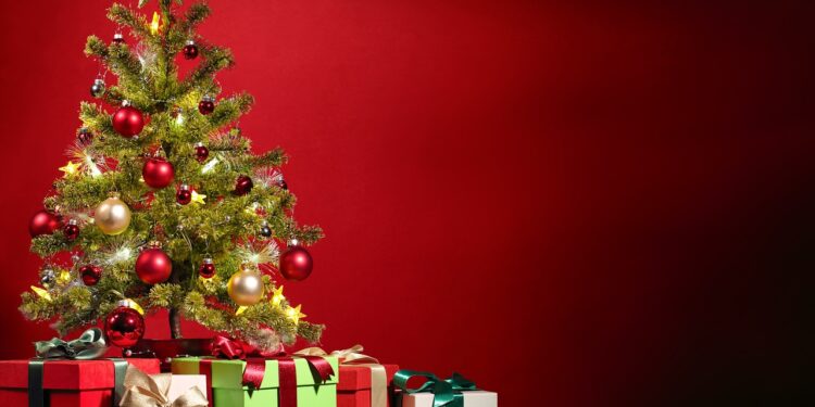 Montar árvore natal tradição cristã