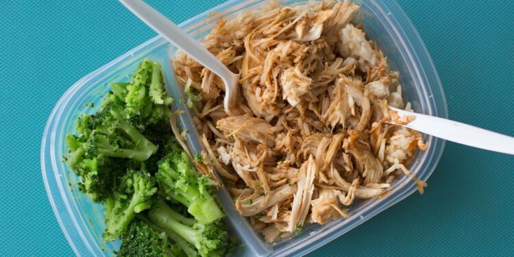 Sobrou frango desfiado três receitas