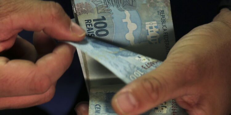 Trabalhadores receber salário esperado mudança