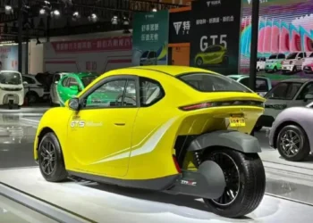Triciclo elétrico anunciado por R$ 22 mil promete rodar até 240 km com uma carga e chama atenção pelo preço