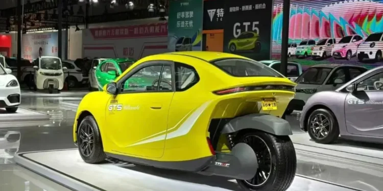 Triciclo elétrico anunciado por R$ 22 mil promete rodar até 240 km com uma carga e chama atenção pelo preço