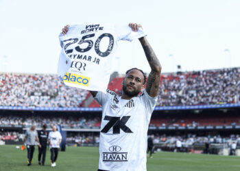 Neymar surpreende e se despede do Santos
