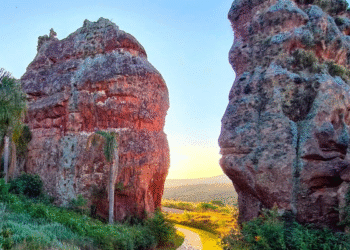 Cidade de pedra escondida no Brasil surpreende turistas e atrai multidões