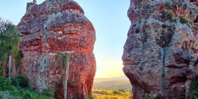 Cidade de pedra escondida no Brasil surpreende turistas e atrai multidões