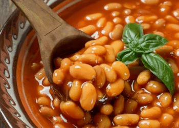 Esse ingrediente delicioso deixa o feijão mais saboroso e acaba com os gases do intestino