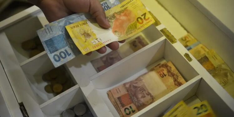 Brasileiros que ganham até R$ 1.518,00 podem receber valor extra do Governo