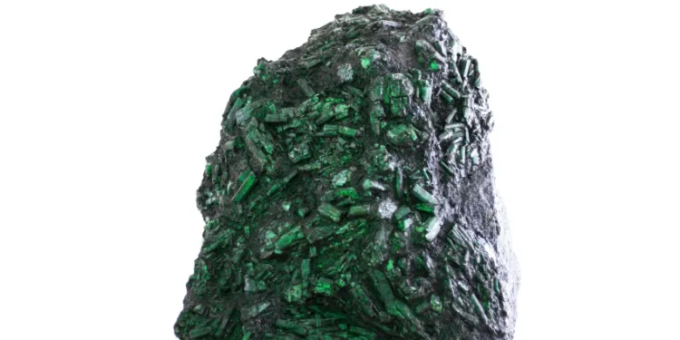 Pedra preciosa gigante será leiloada por valor histórico no Brasil