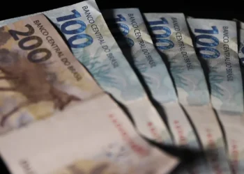 Governo assinou proposta e salário mínimo subiu para R$ 2.275,36