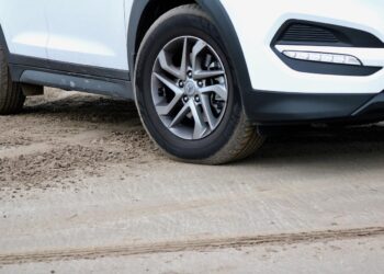 Jamais deixe o carro estacionado com os pneus para o lado, revela mecânico