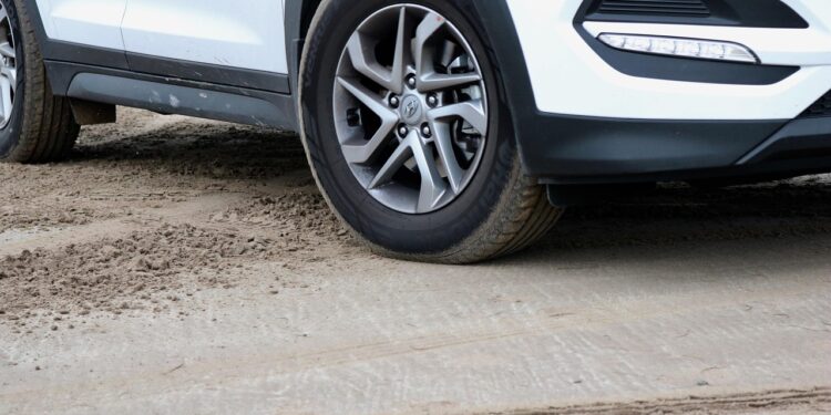 Jamais deixe o carro estacionado com os pneus para o lado, revela mecânico