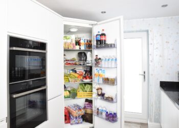 Sua geladeira faz barulho à noite? Veja o que pode ser