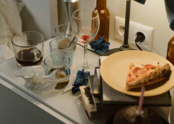 O que a psicologia diz sobre acumular louça suja na pia?