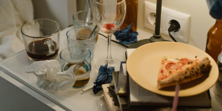 O que a psicologia diz sobre acumular louça suja na pia?