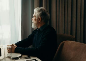 Qual o significado de ir sozinho ao restaurante, segundo a psicologia?