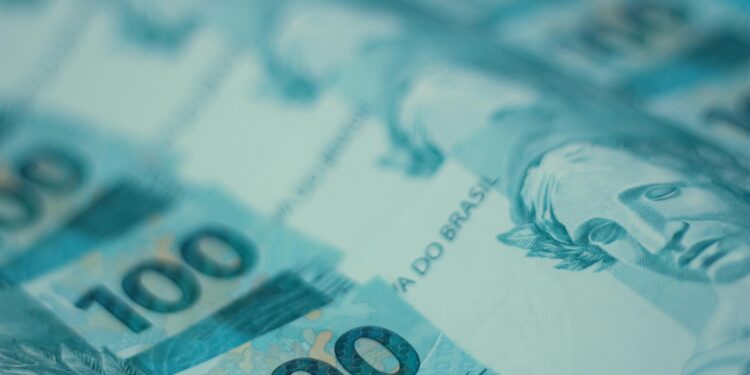 Governo separa R$ 12,8 bilhões para distribuir como auxílio a brasileiros