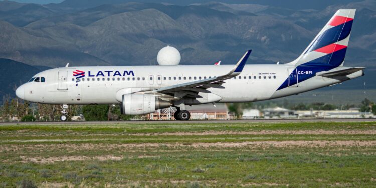 Cupom de desconto liberado: passagens aéreas da Latam saindo quase de graça