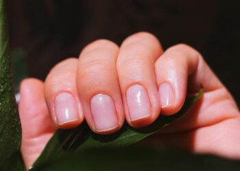 Descubra o motivo curioso do famoso furinho no cortador de unhas