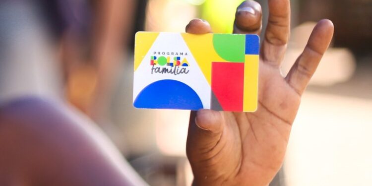 Sem aumento e com cortes: Beneficiários do Bolsa Família sofrem duro golpe para 2026