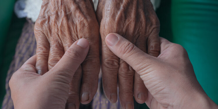 Cientistas descobriram um novo sinal de alerta para demência e ele é mais comum do que você imagina