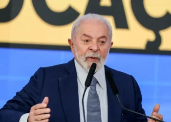 Lula emite comunicado e defende único direito de Jair Bolsonaro