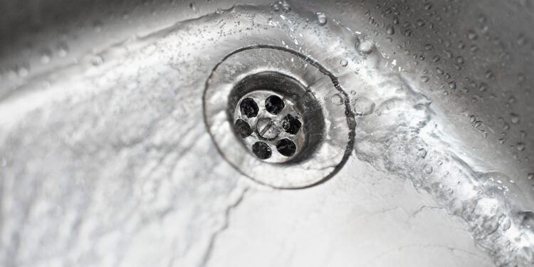 Água fervente no ralo da pia faz mal para os encanamentos?