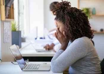 O que a ciência diz sobre quem chora durante o trabalho?