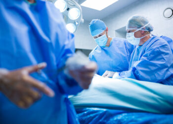 Homem foi operado no cérebro enquanto estava acordado em um hospital público