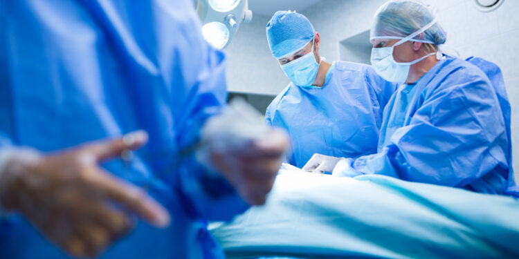 Homem foi operado no cérebro enquanto estava acordado em um hospital público