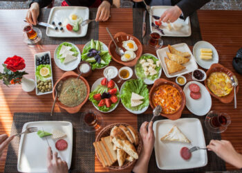 Atriz renomada prestes a completar 100 anos revela dieta ousada que intriga especialistas