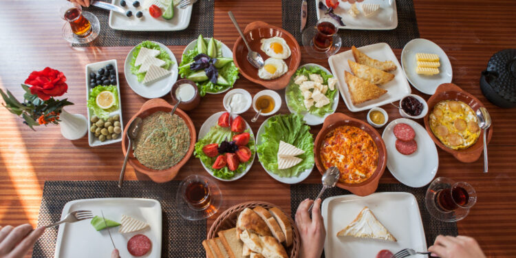 Atriz renomada prestes a completar 100 anos revela dieta ousada que intriga especialistas