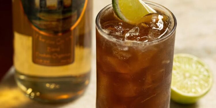 Cachaça de Minas Gerais conquista título de melhor do mundo em 2025