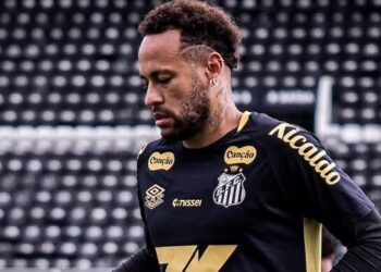 Neymar sofre entrada feia em jogo do Santos e fala em mais “10 meses parado” por lesão