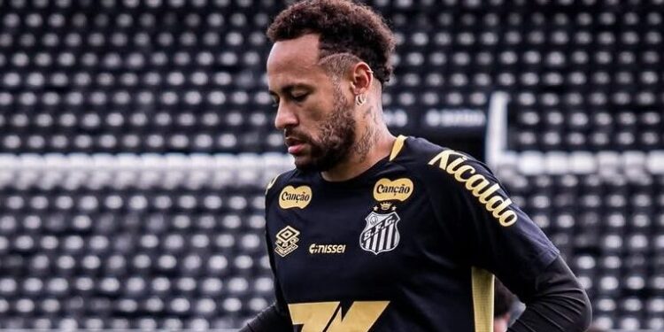 Neymar sofre entrada feia em jogo do Santos e fala em mais “10 meses parado” por lesão