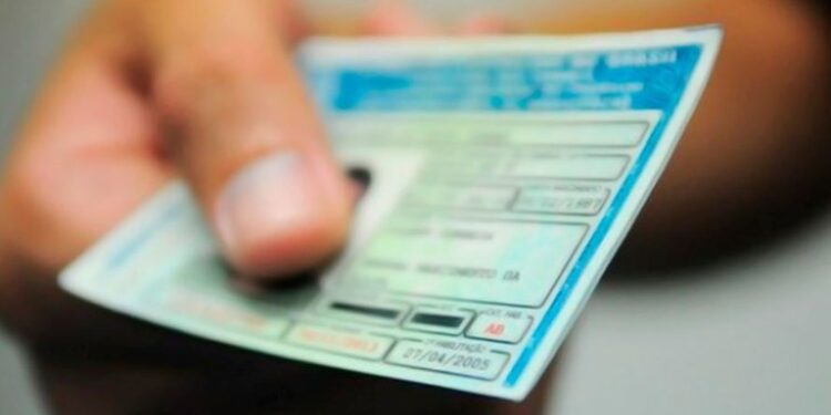 Hábito comum no estacionamento do shopping pode te fazer perder o carro e tomar multa de 7 pontos na CNH