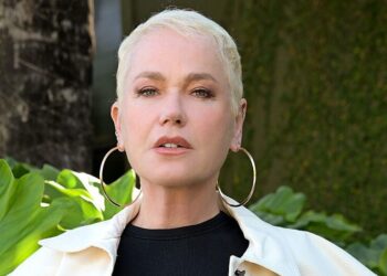 Xuxa surpreende todo mundo e surge cabeluda novamente