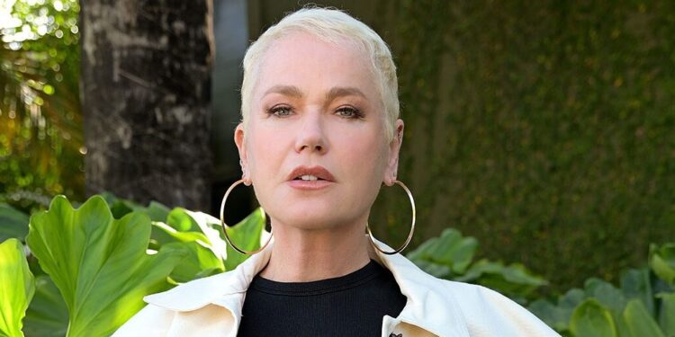 Xuxa surpreende todo mundo e surge cabeluda novamente