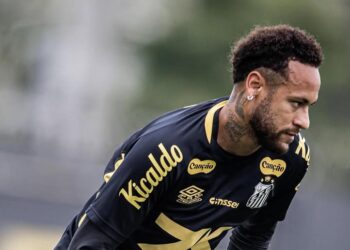 Em meio a rumores de saída, Neymar se junta ao Santos com vínculo para a vida toda