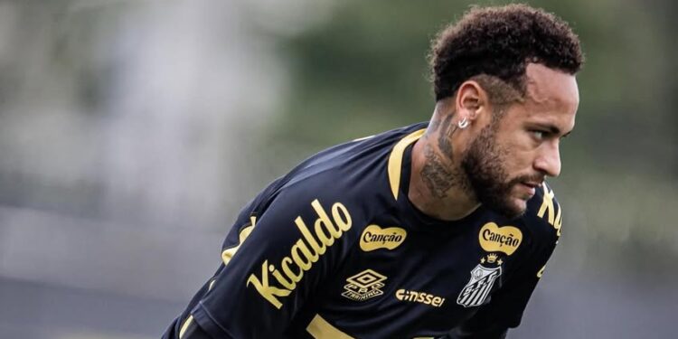 Em meio a rumores de saída, Neymar se junta ao Santos com vínculo para a vida toda