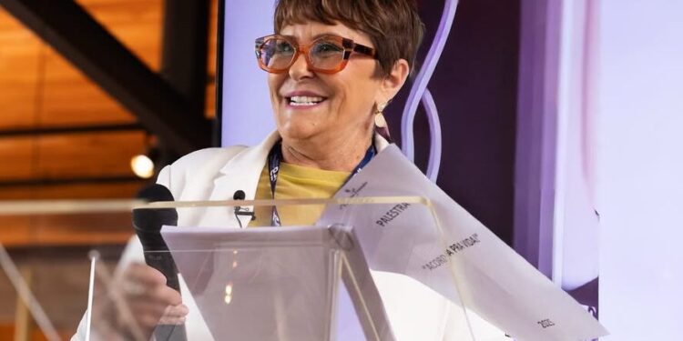 Márcia Sensitiva tem nome envolvido em golpe e vai parar na delegacia