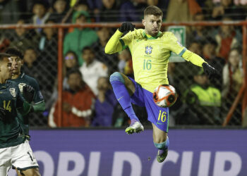Lateral-esquerdo Roberto Carlos surpreende a seleção brasileira e veste a camisa da Bolívia