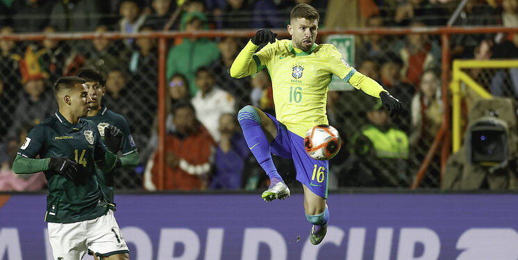 Lateral-esquerdo Roberto Carlos surpreende a seleção brasileira e veste a camisa da Bolívia
