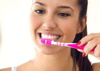 A mistura mágica que ajuda a remover o tártaro dos dentes de forma definitiva