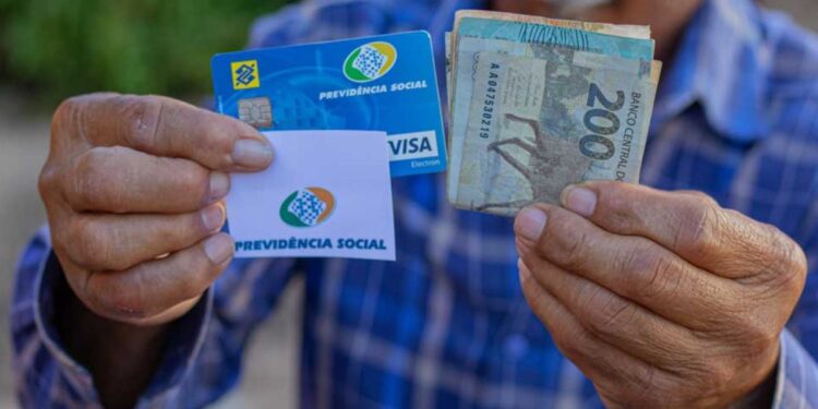 Aposentados com empréstimo consignado ativo podem receber reembolso de R$ 7.000,00