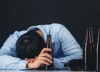 Bolsa de R$ 1.518 para alcoólatras: entenda o que é verdade nessa história toda