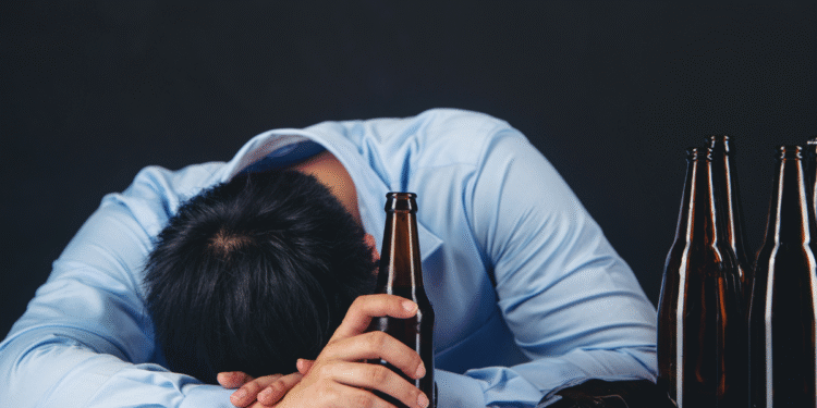 Bolsa de R$ 1.518 para alcoólatras: entenda o que é verdade nessa história toda