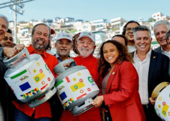 Botijão de gás agora será entregue gratuitamente para brasileiros