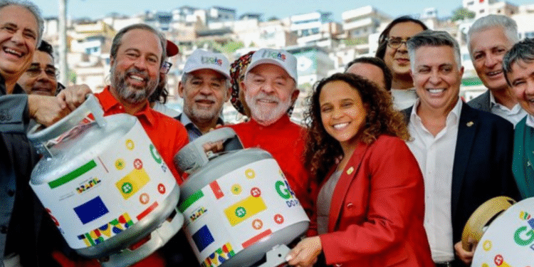 Botijão de gás agora será entregue gratuitamente para brasileiros