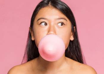 Você sabia? Chicletes servem como fio dental e eliminam sujeira dos dentes